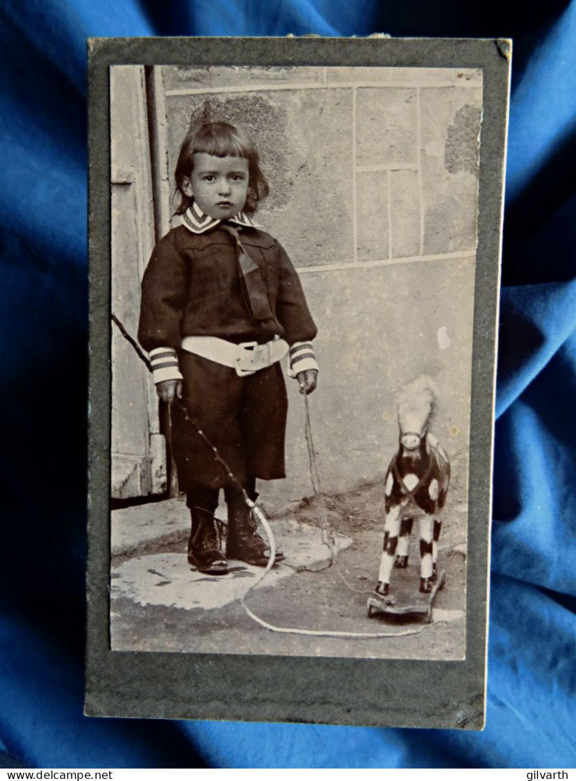 Photo CDV Anonyme Petit Garçon Tenant En Laisse Un Cheval à Roulettes  Costume Avec Ceinturon, Fouet  CA 1900 - L445 - Anciennes (Av. 1900)