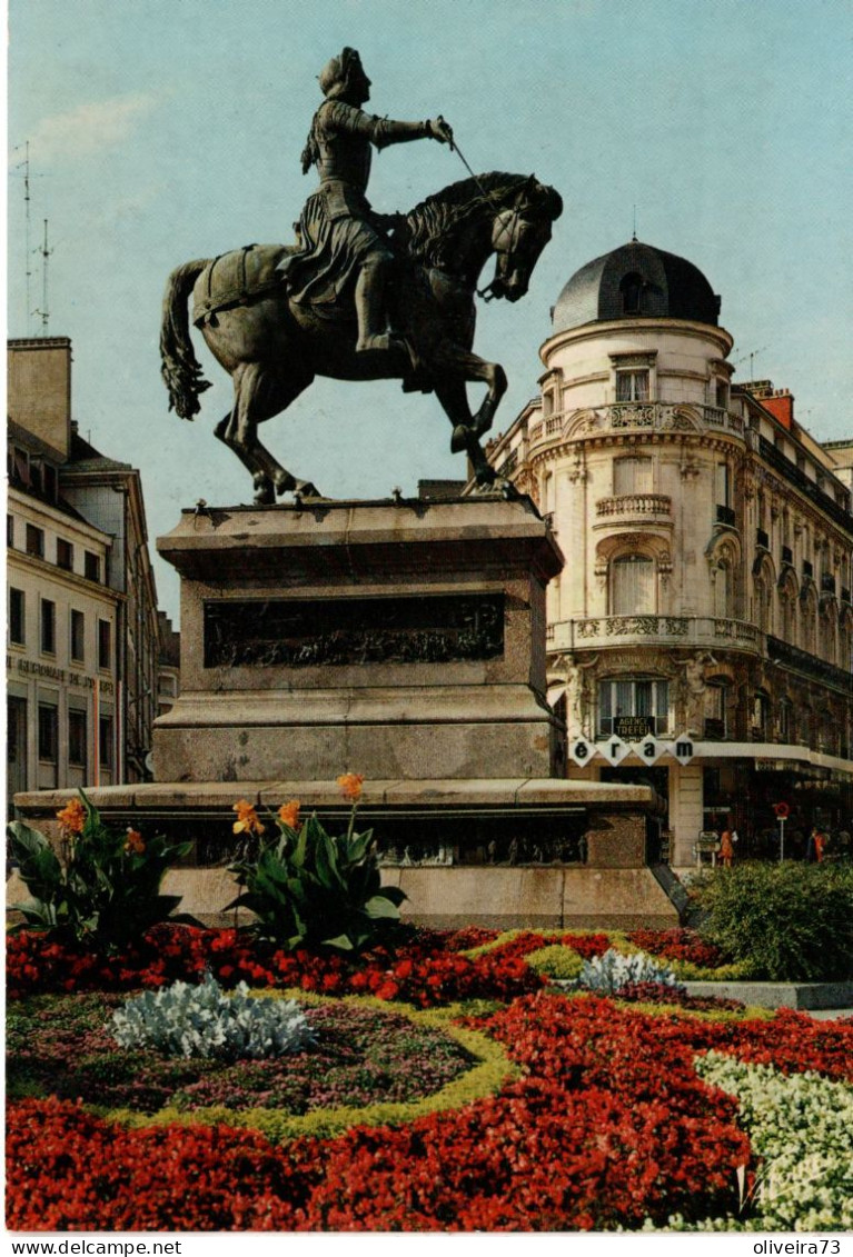 ORLEANS - Place Du Martroi - La Statue De Jeanne D'Arc - Orleans
