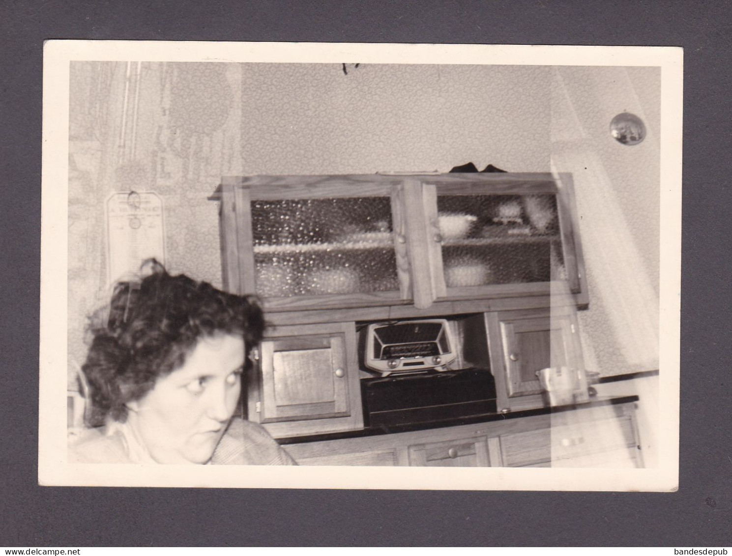 Photo Originale Vintage Snapshot Vernaculaire Portrait Femme Regard Salle à Manger Buffet Poste Radio  3890 - Unclassified