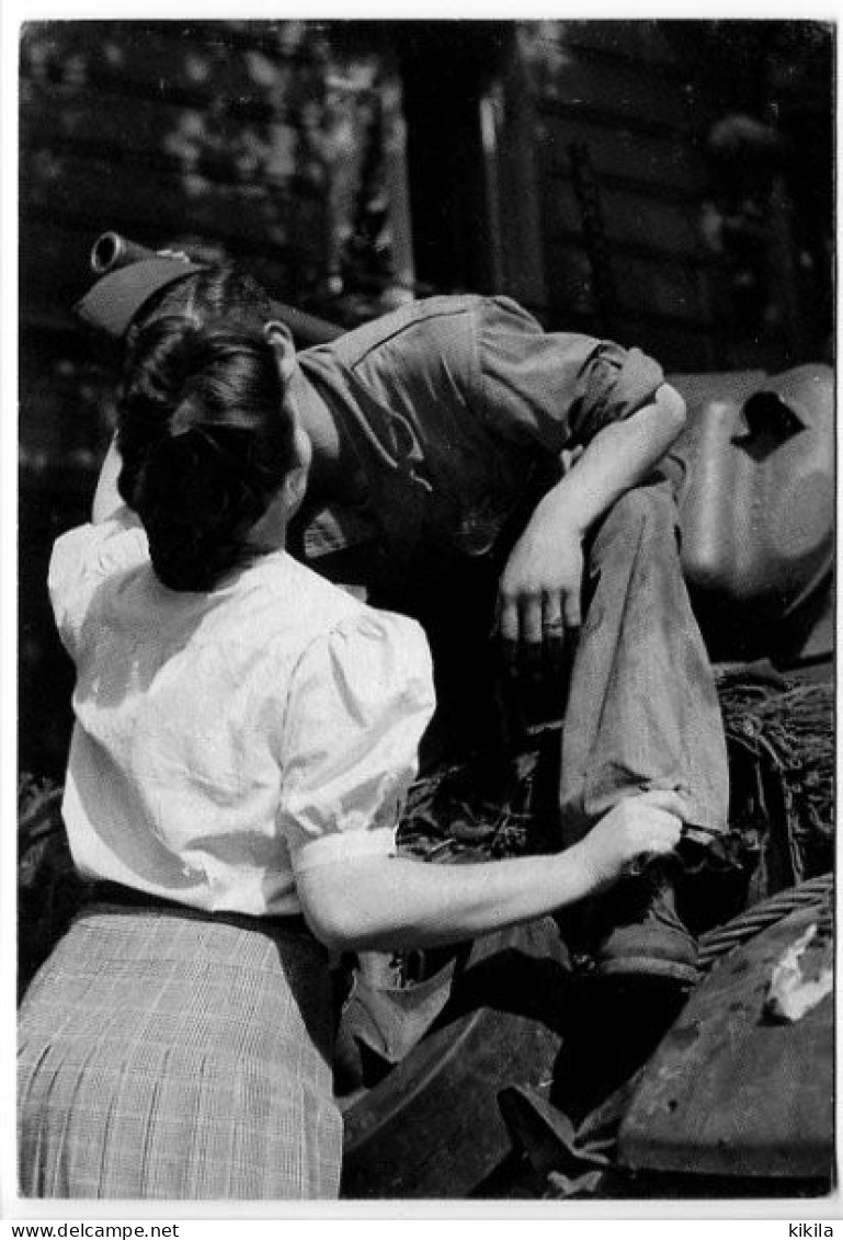 CPSM 10.5 X 15 Guerre 1939-1945 PH Libération De Paris   Le Baiser Sur Un Char - War 1939-45