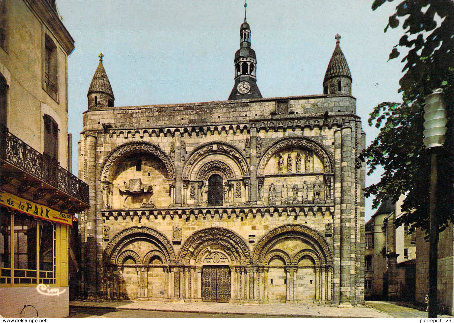 86 - Civray - La Façade De L'Eglise Romane (XIIe Siècle) - Civray
