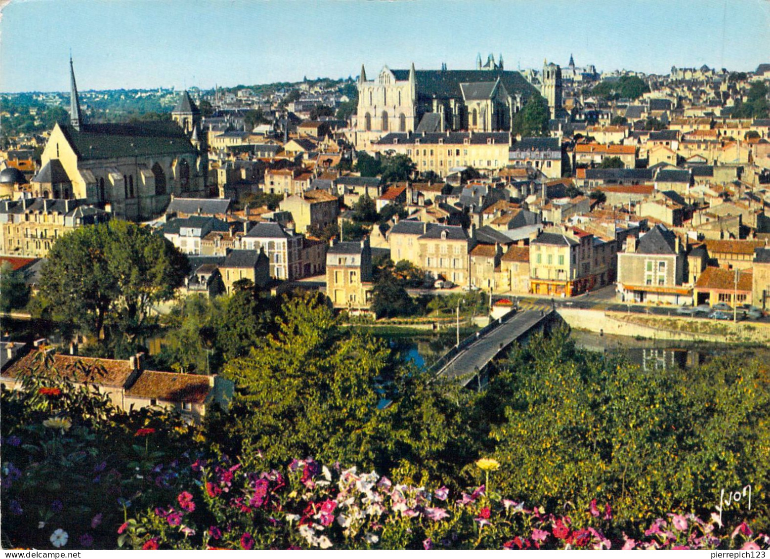 86 - Poitiers - Vue Générale - A Gauche : Sainte Radegonde - Au Centre : Cathédrale Saint Pierre - Poitiers