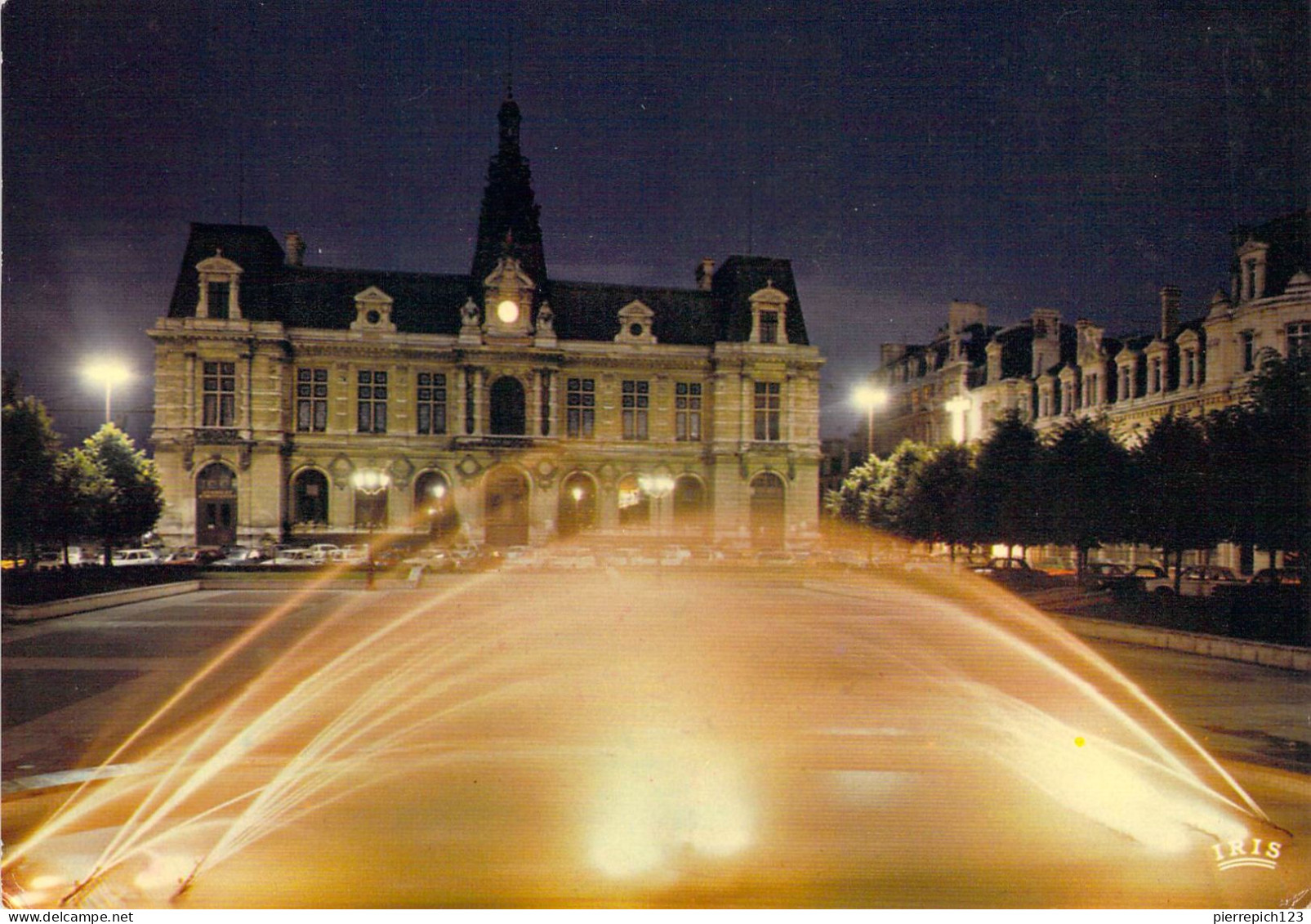 86 - La Roche Posay - La Place Du Maréchal Leclerc Et L'Hôtel De Ville Vus De Nuit - La Roche Posay