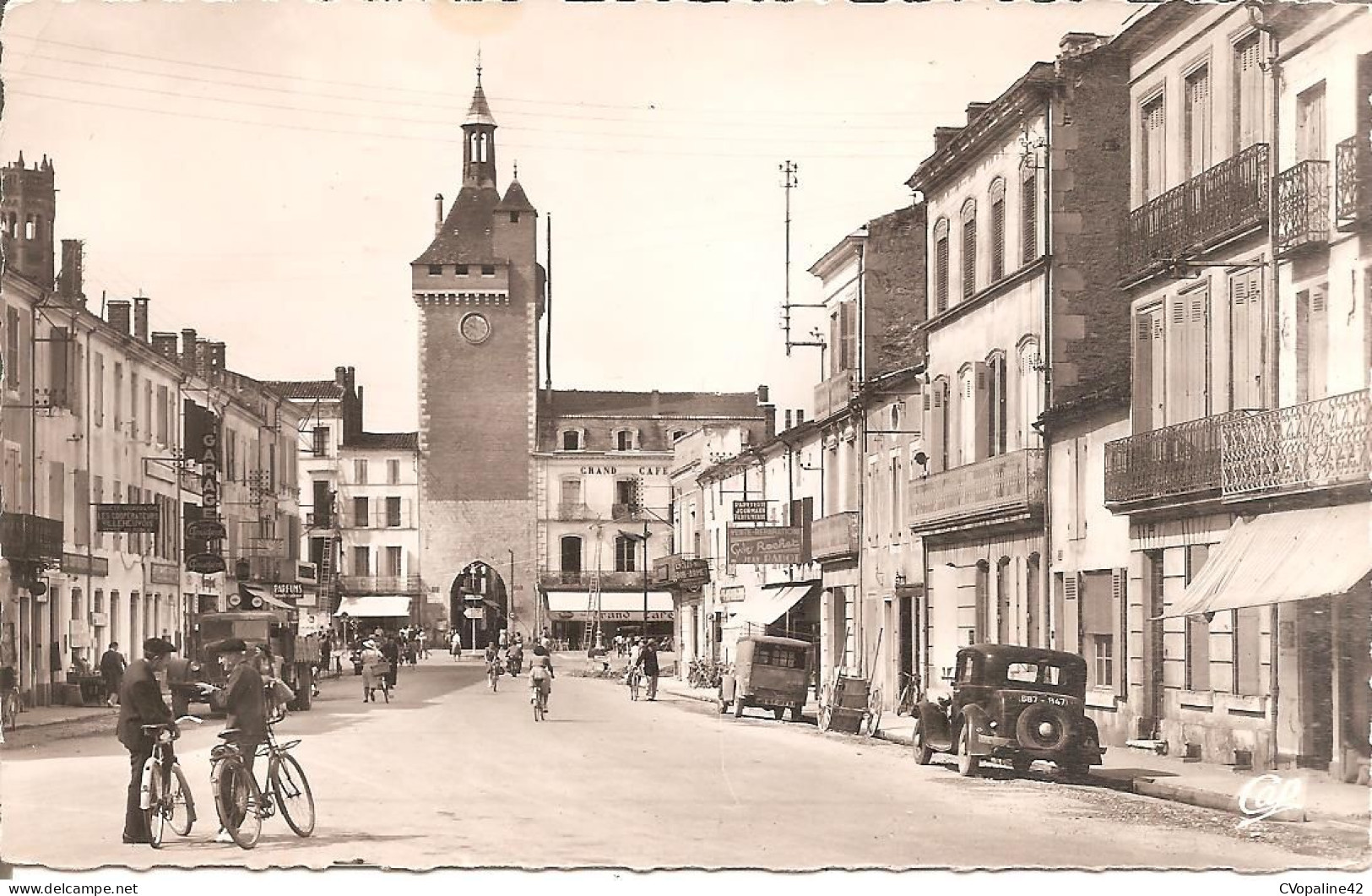 VILLENEUVE-SUR-LOT (47) Cours Victor Hugo Et Porte De Paris En 1956  CPSM  PF - Villeneuve Sur Lot