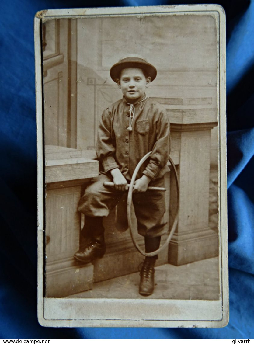 Photo Cdv Anonyme - Petit Garçon Cerceau à La Main, Ca 1890 L444 - Anciennes (Av. 1900)