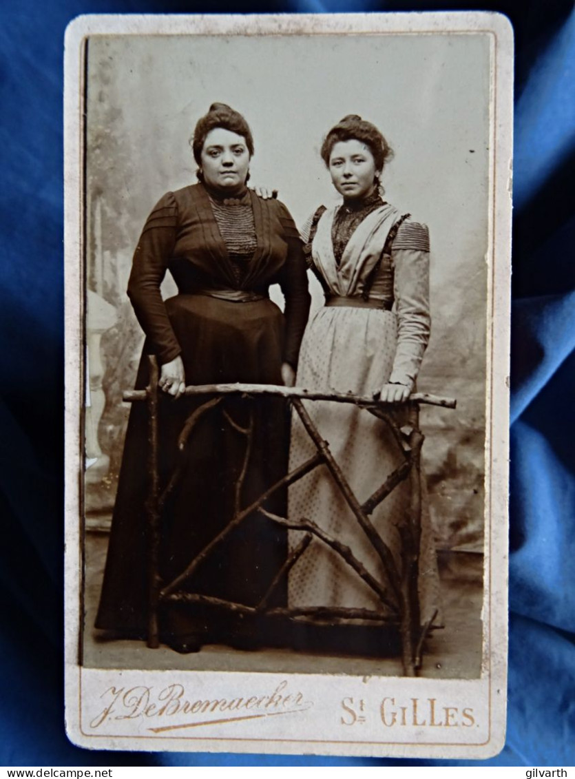 Photo Cdv J De Brémaecker à St Gilles Bruxelles - Deux Femmes Dans Un Décor De Studio, Ca 1890 L444 - Alte (vor 1900)