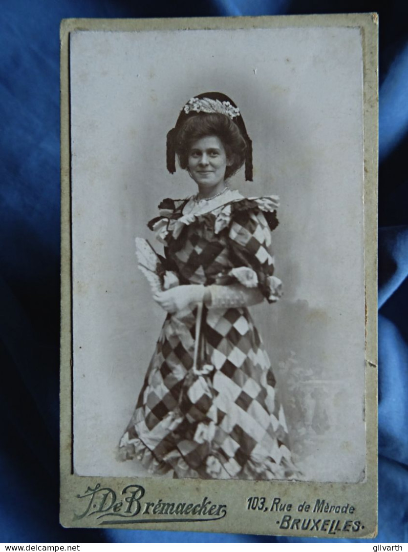 Photo Cdv J. De Brémaecker, Bruxelles - Jeune Femme En Costume D'Arlequin, Ca 1895 L444 - Alte (vor 1900)