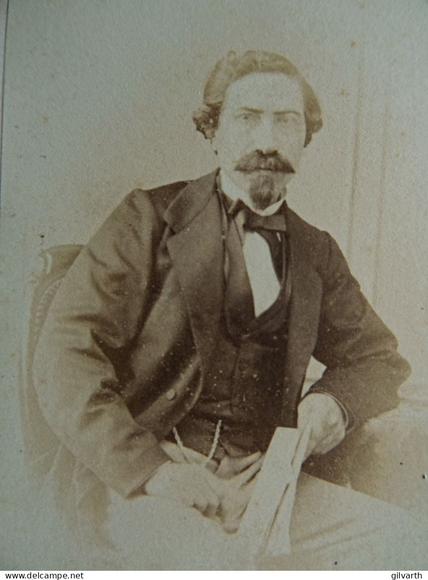 Photo Cdv A. Osbert, Paris - Homme Portrait Nuage, Notable Moustache à L'impériale, Second Empire Ca 1865 L444 - Alte (vor 1900)