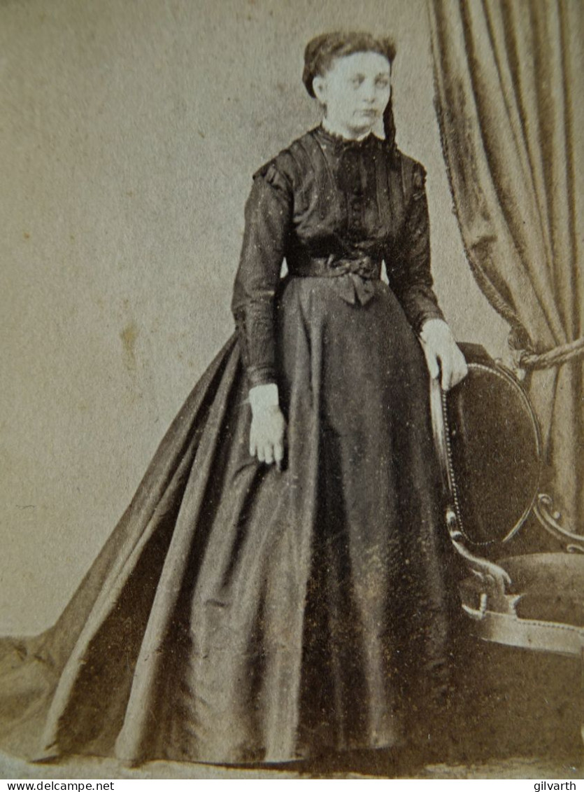 Photo Cdv A. Osbert, Paris - Jeune Femme En Pied, Robe à Crinoline, Second Empire Ca 1865 L444 - Alte (vor 1900)