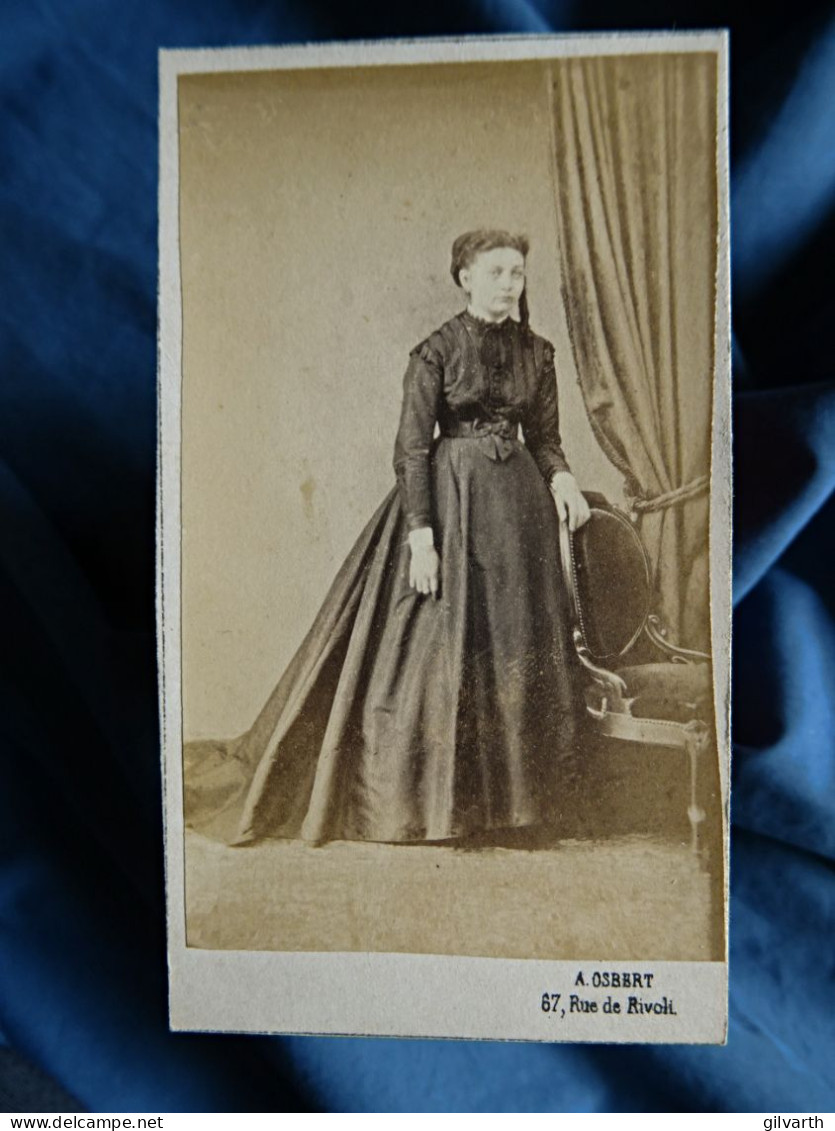 Photo Cdv A. Osbert, Paris - Jeune Femme En Pied, Robe à Crinoline, Second Empire Ca 1865 L444 - Old (before 1900)