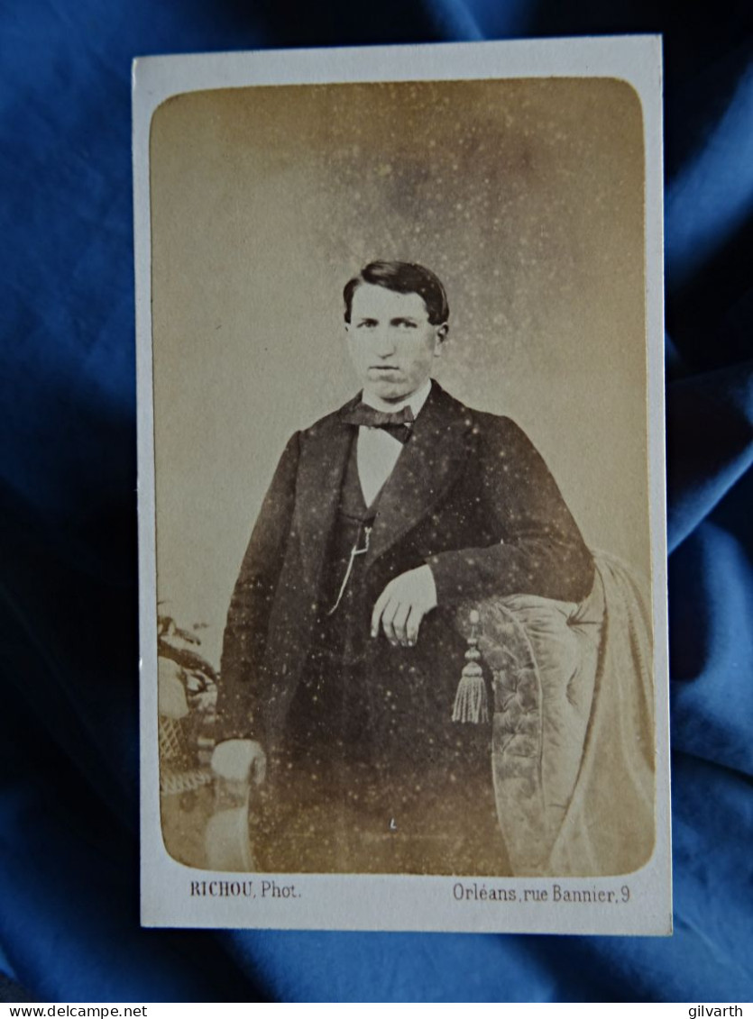 Photo Cdv Richou à Orléans - Jeune Homme Prenant La Pose, Second Empire Ca 1865-70 L442 - Ancianas (antes De 1900)