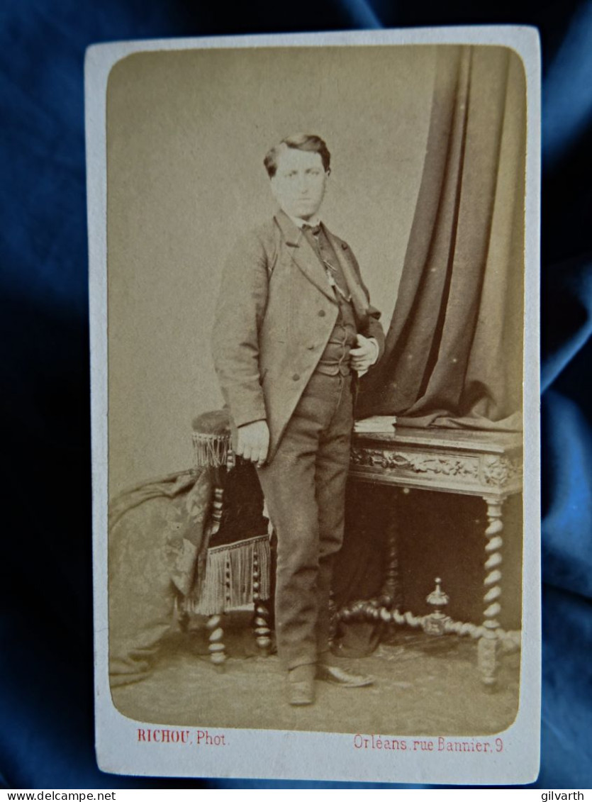 Photo Cdv Richou à Orléans - Jeune Homme Posant En Pied, Second Empire Ca 1865-70 L442 - Antiche (ante 1900)