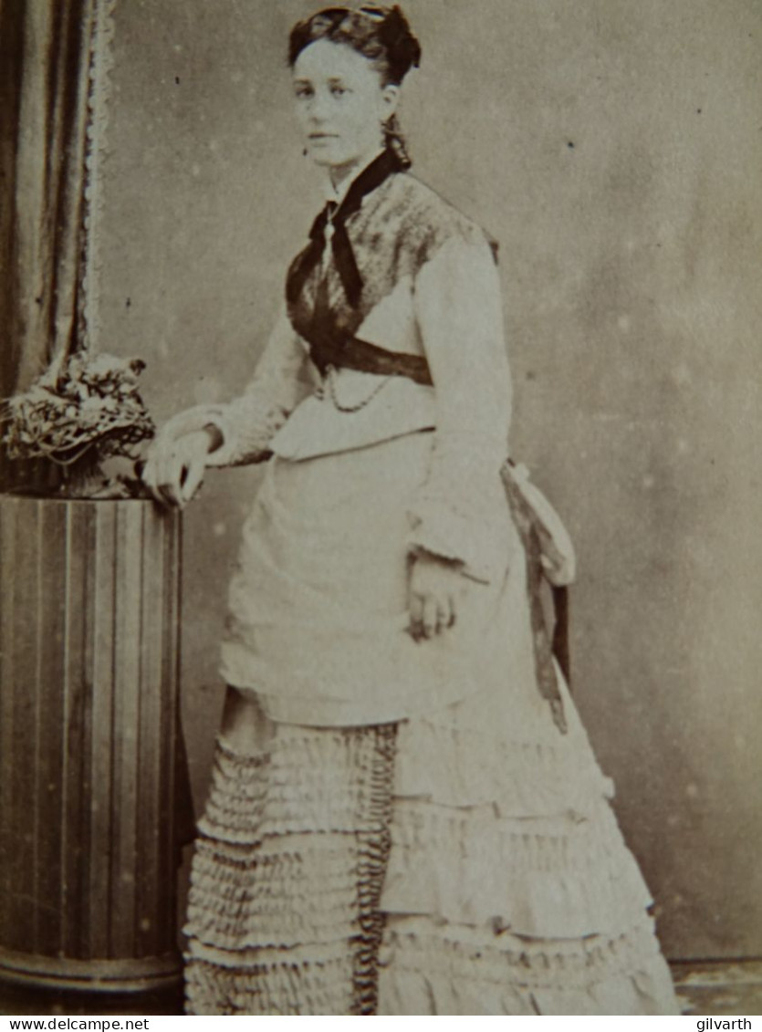 Photo Cdv Bernard à Paris - Jeune Femme, En Pied, Ca 1870-75 L442 - Antiche (ante 1900)