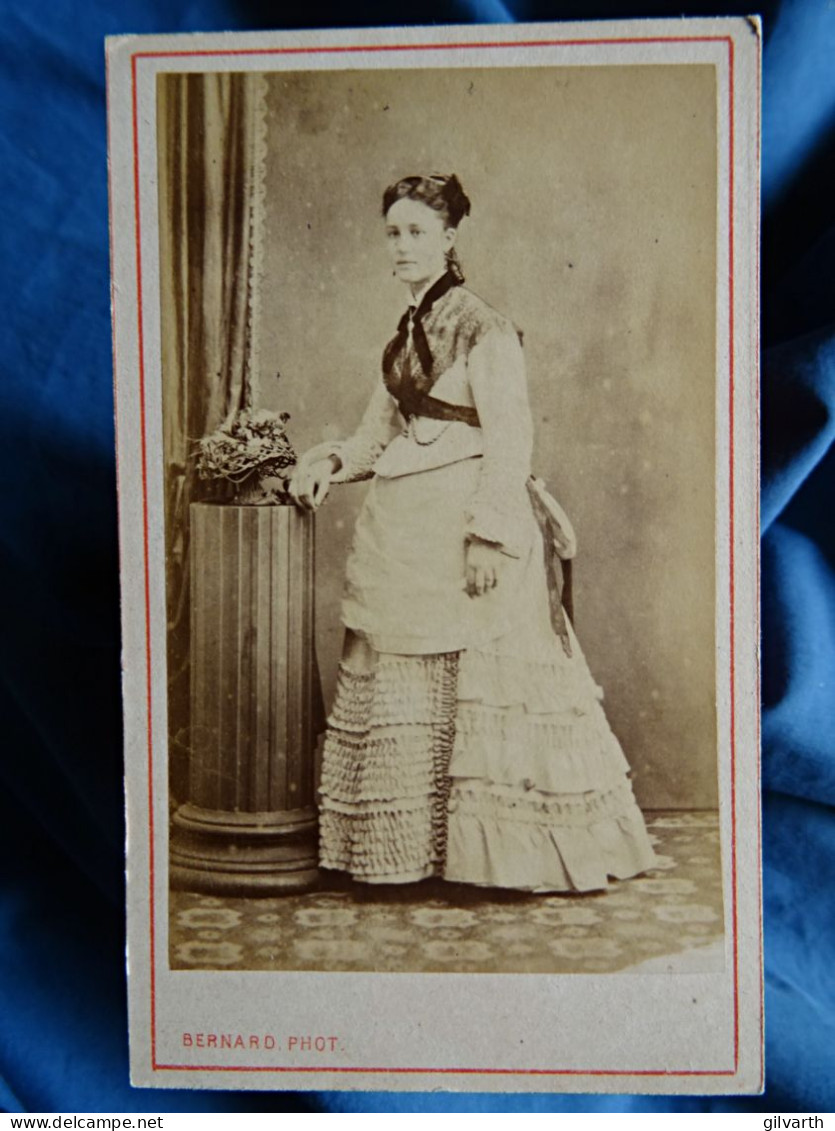 Photo Cdv Bernard à Paris - Jeune Femme, En Pied, Ca 1870-75 L442 - Oud (voor 1900)