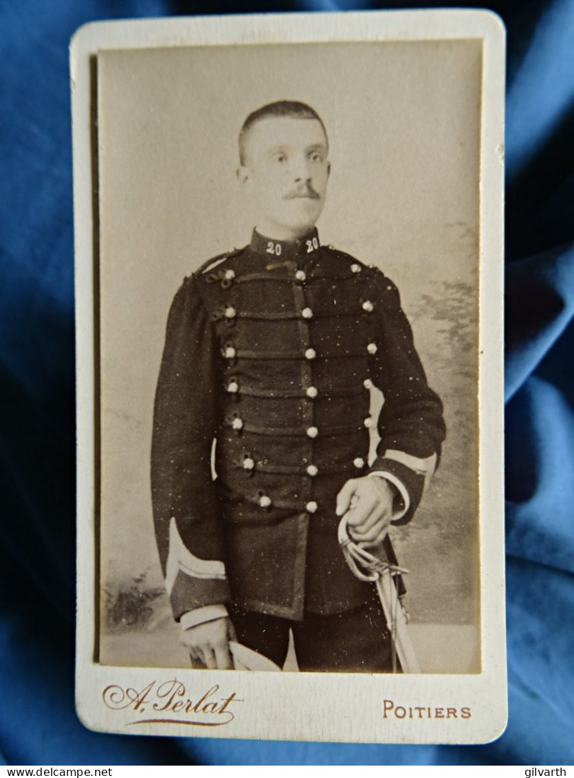 Photo Cdv Alfred Perlat à Poitiers - Militaire Sergent Du 32e D'artillerie, Sabre, Circa 1885-90 L440 - Ancianas (antes De 1900)