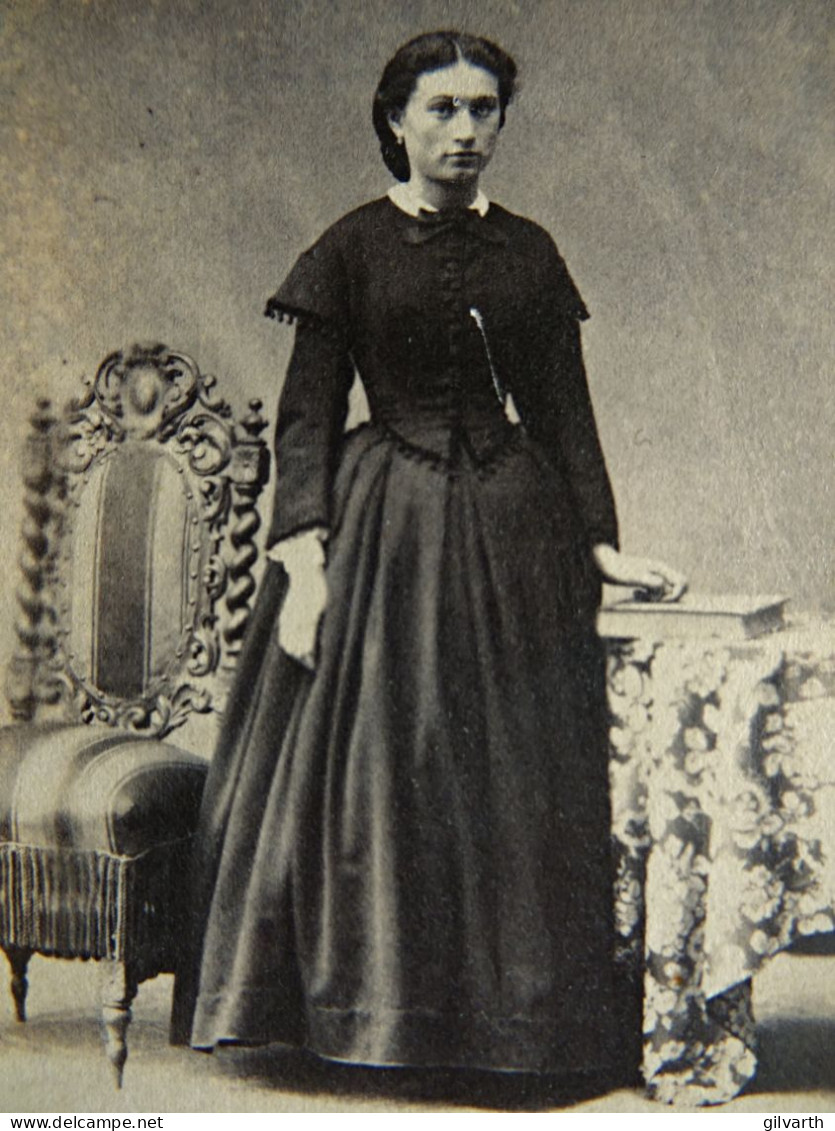 Photo Cdv Richou à Orléans - Jeune Femme, Posant En Pied, Second Empire Ca 1865 L442 - Ancianas (antes De 1900)