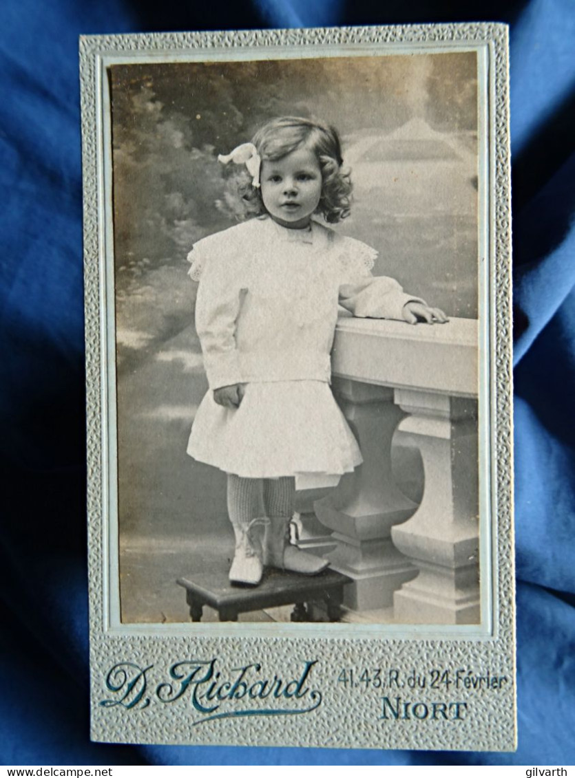 Photo Cdv D. Richard à Niort - Jolie Fillette Avec Un Nœud Dans Les Cheveux, Ca 1900 L440 - Anciennes (Av. 1900)