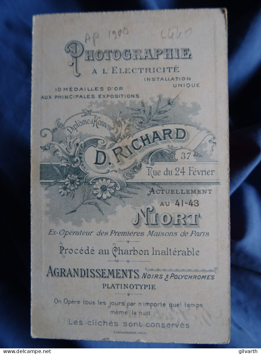 Photo Cdv D. Richard à Niort - Jolie Fillette Avec Un Nœud Dans Les Cheveux, Ca 1900 L440 - Alte (vor 1900)