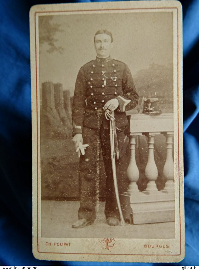 Photo Cdv Ch. Poupat à Bourges - Militaire Sergent Du 32e D'artillerie,en Pied, Sabre, Circa 1880 L440 - Oud (voor 1900)