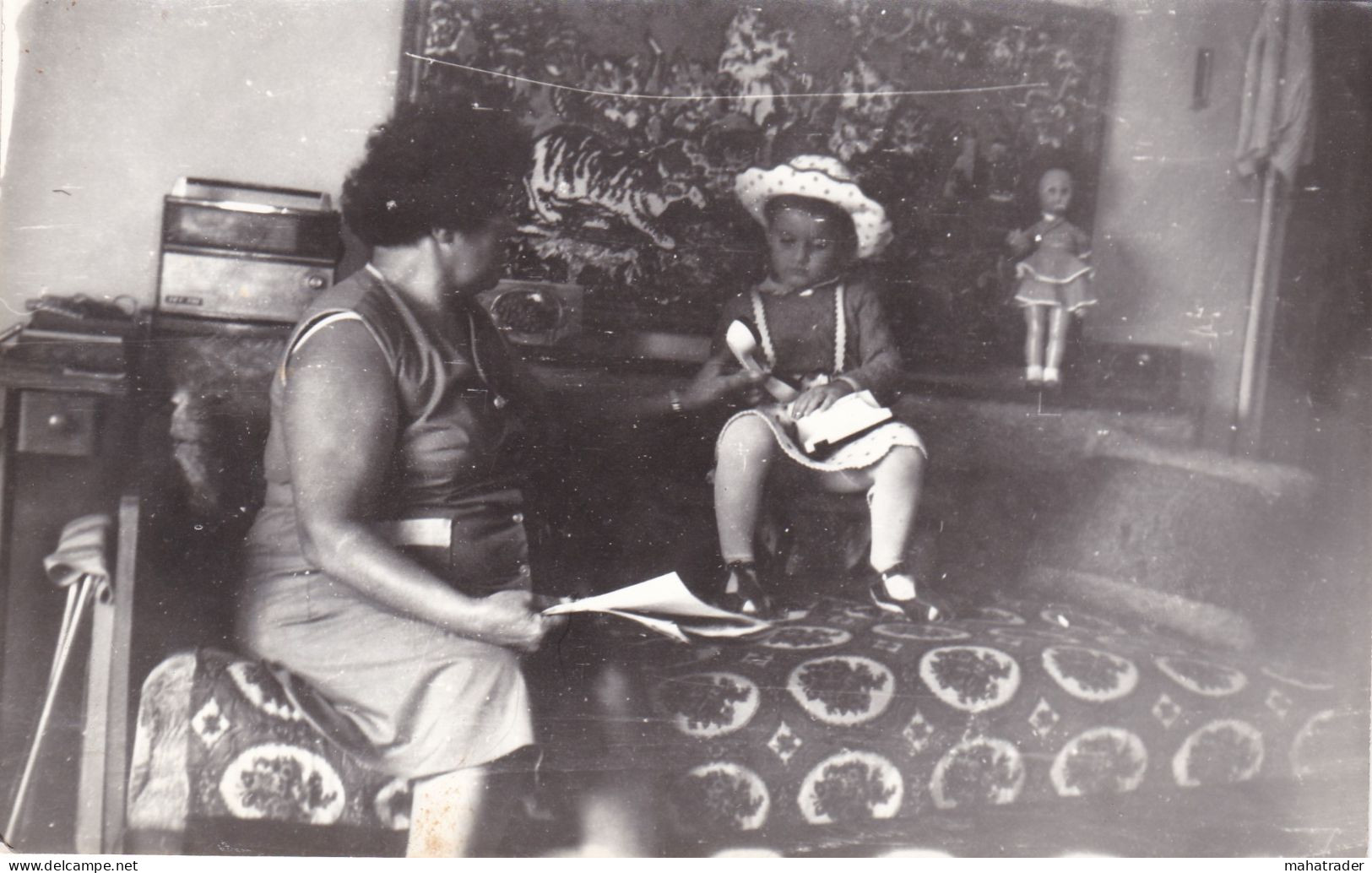 Old Real Original Photo - Old Woman Little Girl Playing On A Sofa - Ca. 17.8x11.2 Cm - Anonyme Personen