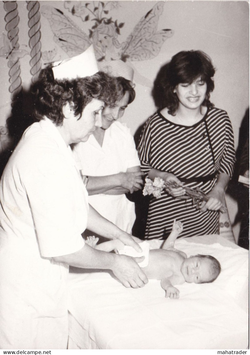 Old Real Original Photo - Nurses Woman With A Newborn Baby - Ca. 17.8x13 Cm - Anonyme Personen