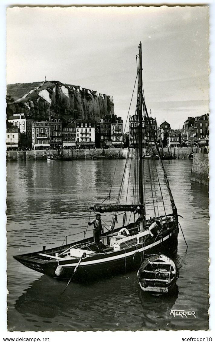 Dans Le Port Du Tréport, Le Bateau Pilote - Le Treport