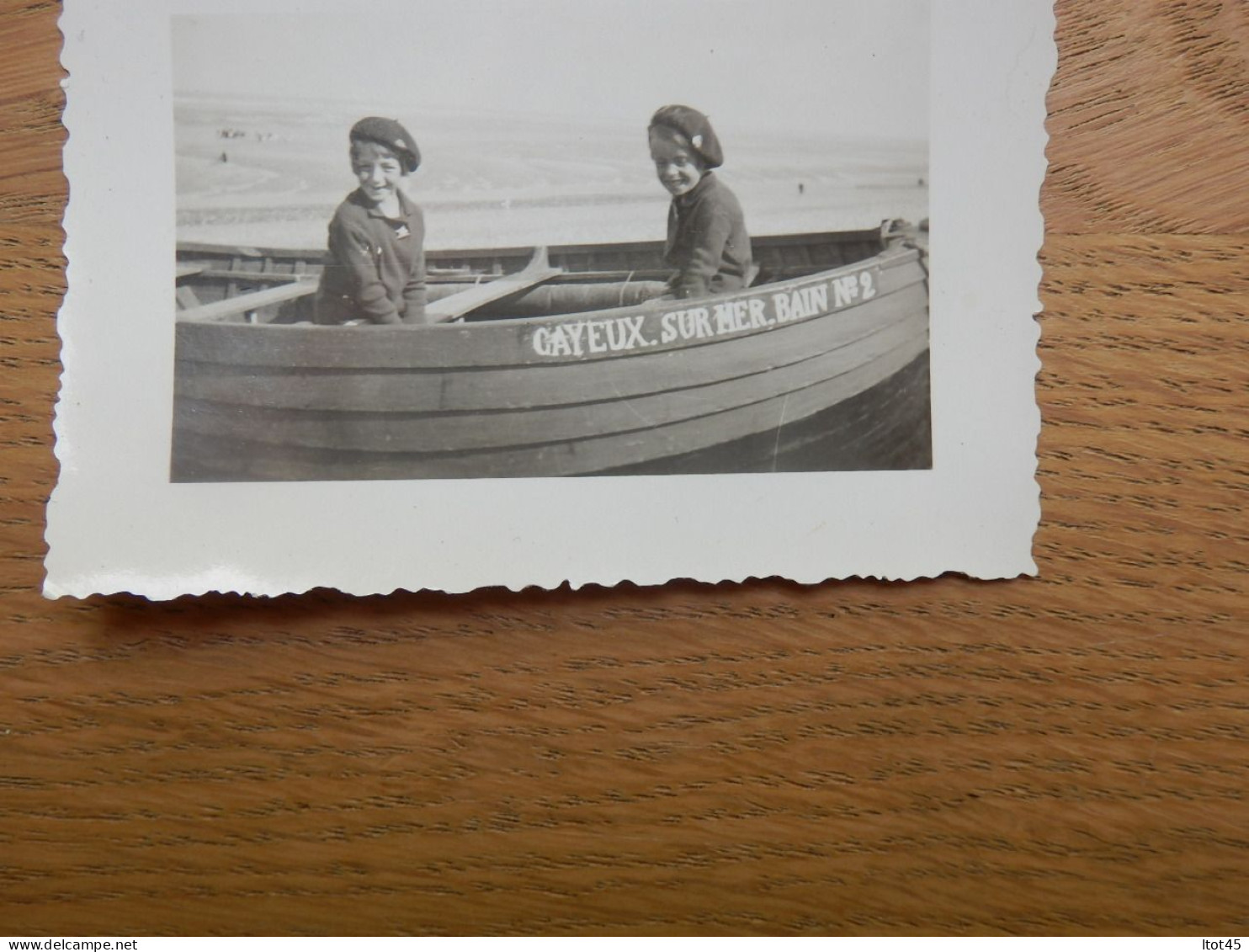 LOT DE 4 PHOTOS 2 ENFANTS A BORD D'UNE BATEAU CAYEUX SUR MER - Bateaux