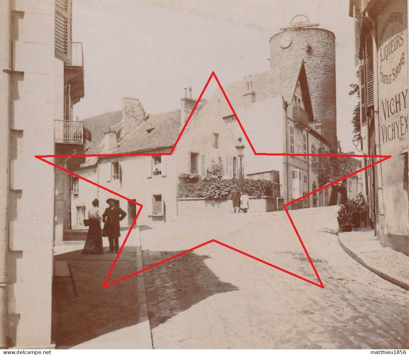 Photo Juillet 1900 VICHY - Une Rue, Le Donjon (vieille Tour) (A256) - Vichy