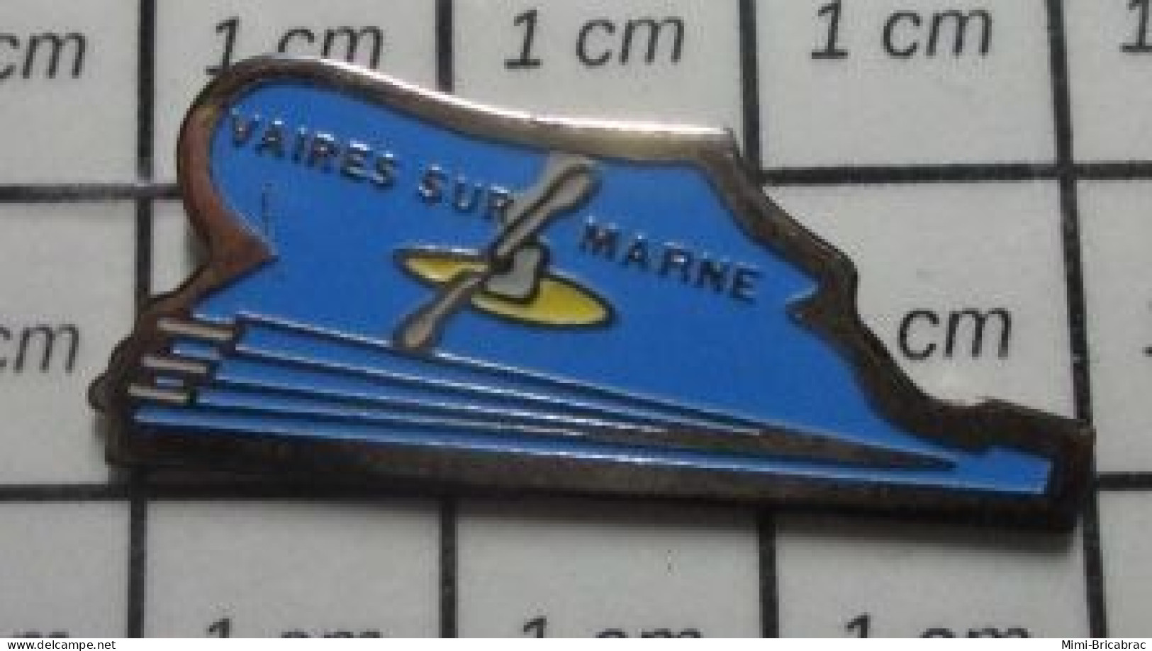 222 Pin's Pins / Beau Et Rare / SPORTS / CANOE KAYAK VAIRES SUR MARNE Bon Un Vaires , ça Va ... - Canoeing, Kayak