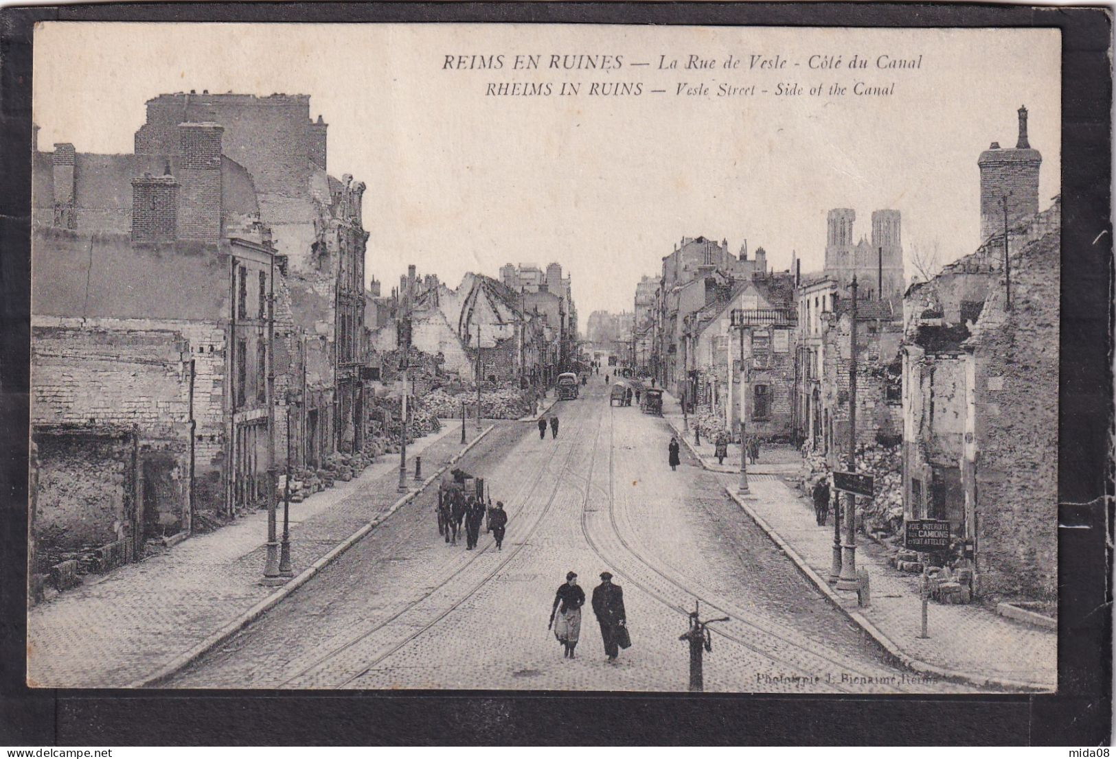 51. REIMS En Ruines . La Rue De Vesle . Côté Du Canal . Animée - Reims