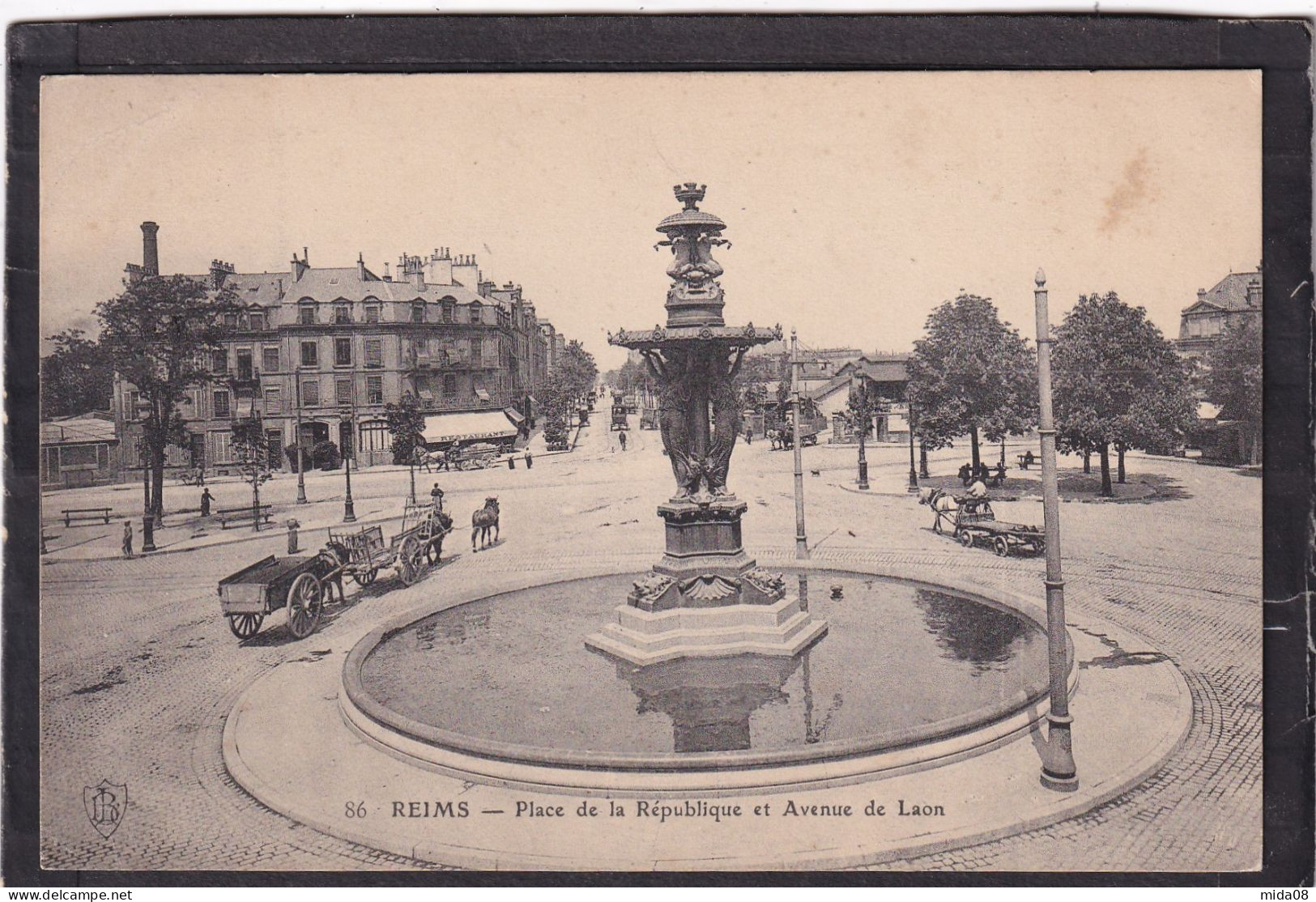 51. REIMS . Place De La République Et Avenue De Laon . Attelages . Animée - Reims