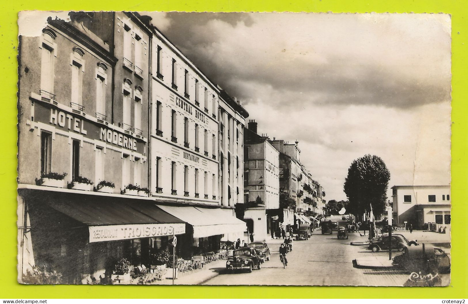 42 ROANNE N°326bis Avenue De La République En 1959 Hôtel Moderne & Central Hôtel Peugeot 203 Citroën 2CV Camionnette - Roanne