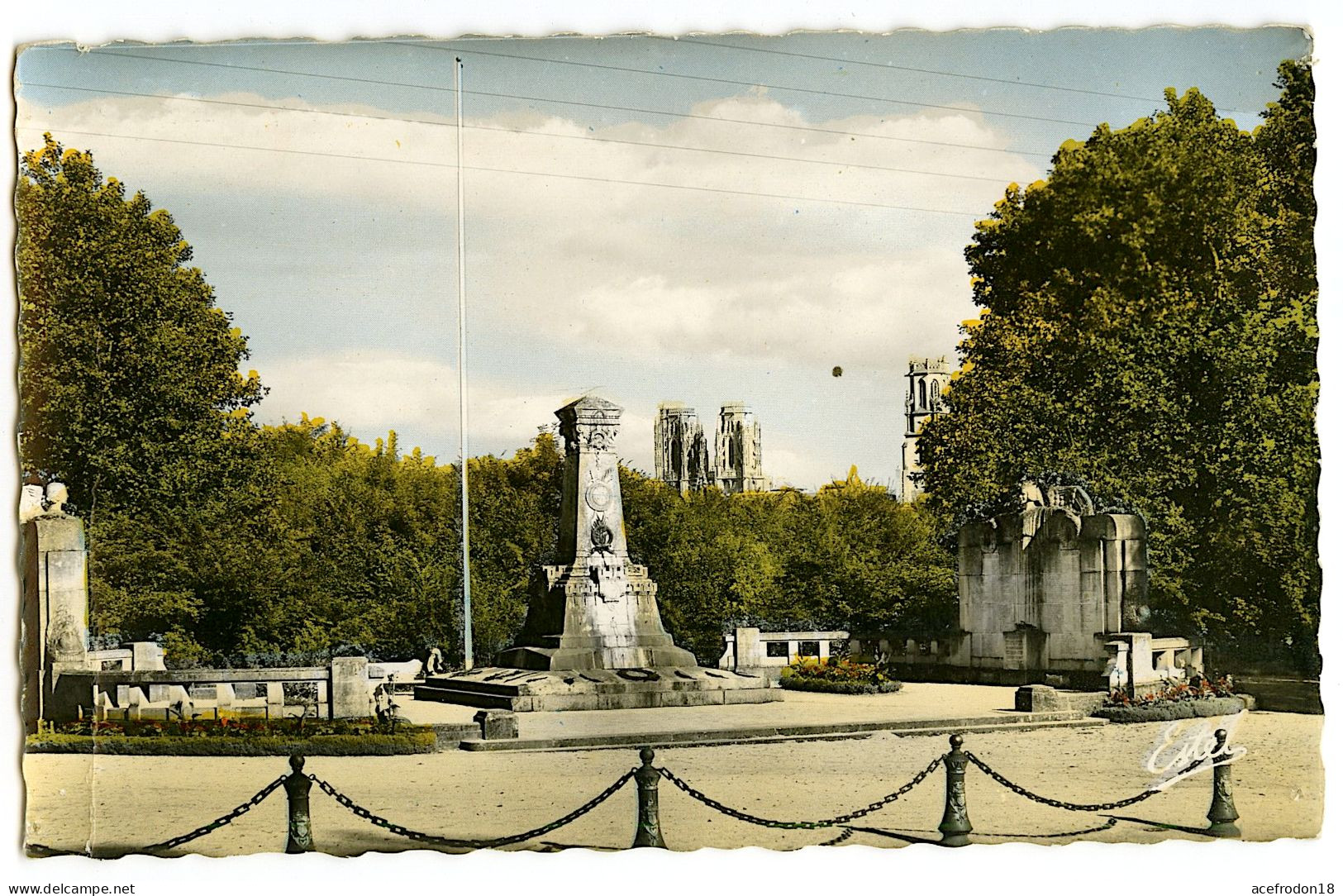 Toul - Le Monument Aux Morts Et L'église Saint-Gengoult - Toul