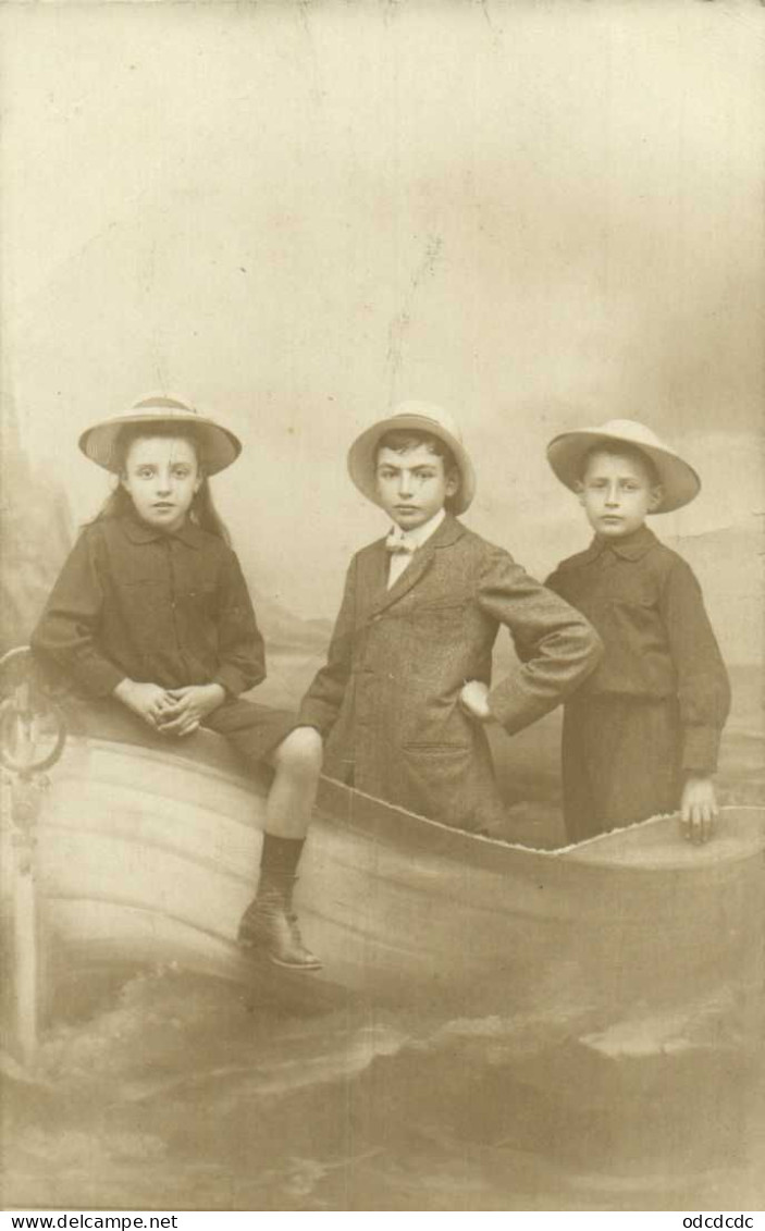 Trois Jeunes Avec Des Beaux Chapeaux Dans Une Barque RV L Neveu Photo Arcachon - Photographs