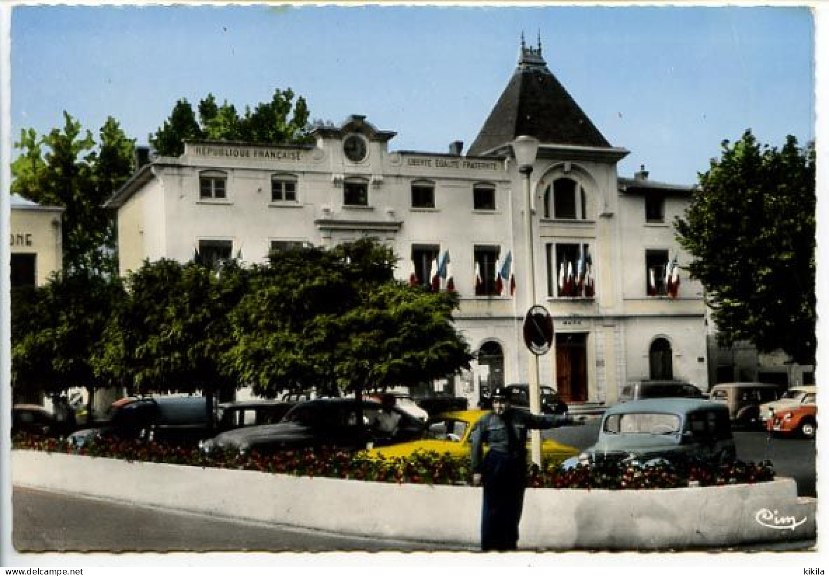 CPSM Dentelée 10.5 X 15 Isère (aujourd'hui Rhône)  SAINT PRIEST   La Mairie  Agent De Police 2cv Citroen 403 Peugeot - Saint Priest