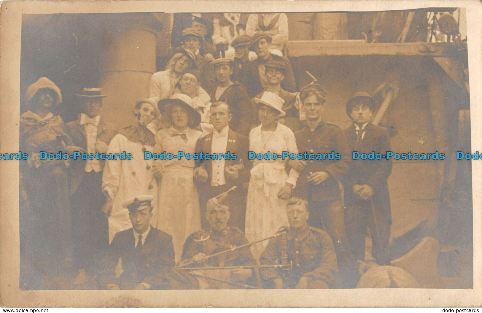 R095497 Old Postcard. Women And Men Company - Monde