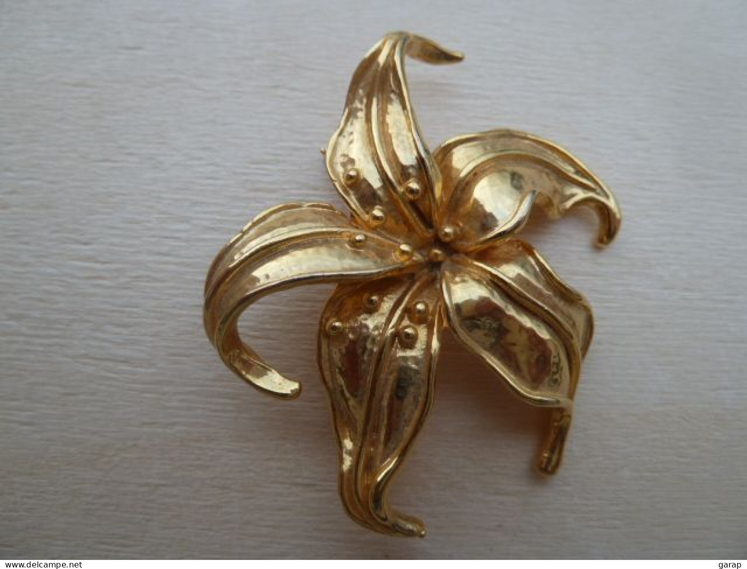 Broc-170 Broche En Métal Doré Feuilles Et Pistils De 60mm/55mm A Voir Prévoir 3,08 Euros En Courrier Suivi En France - Andere & Zonder Classificatie