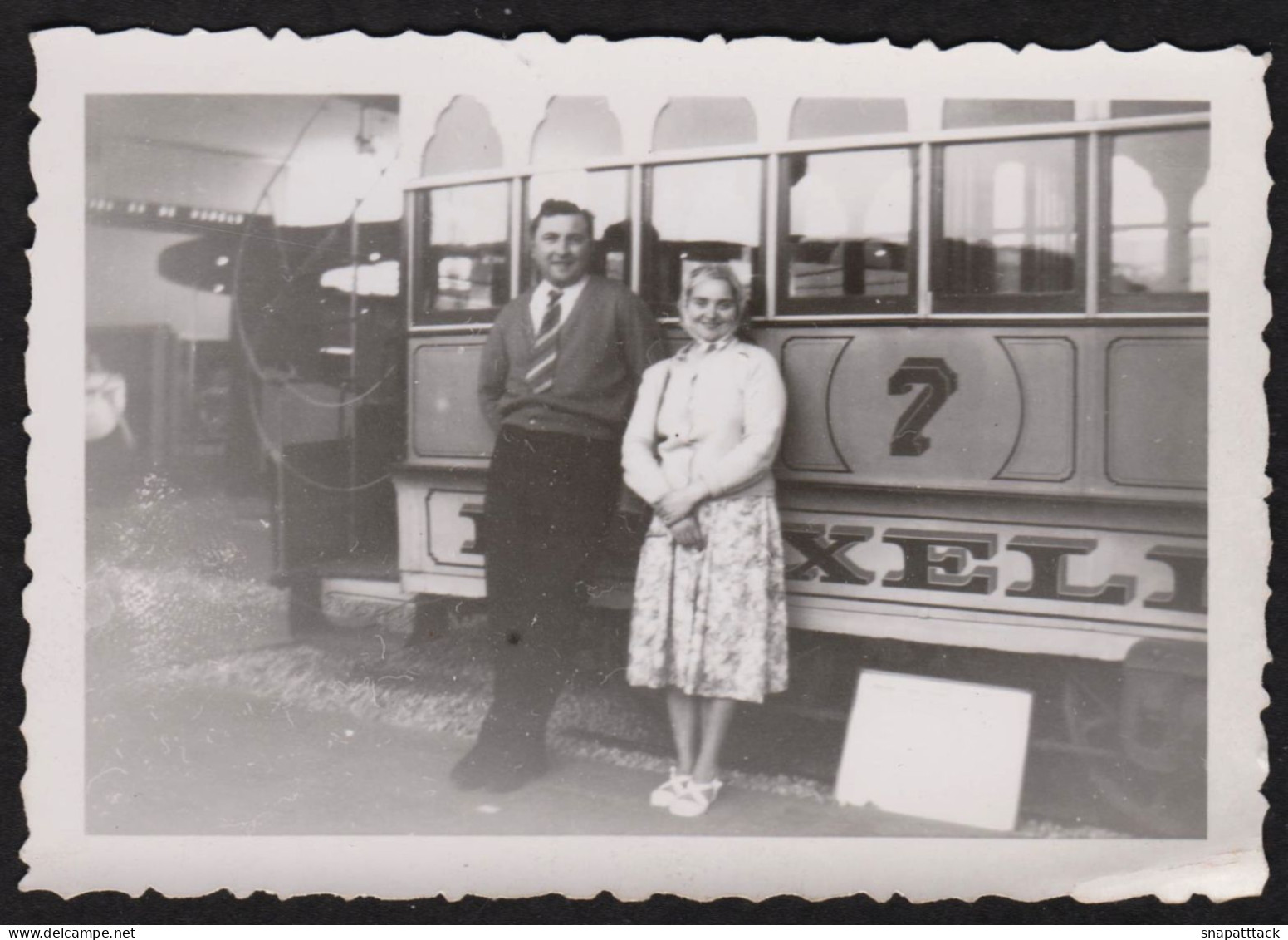 Jolie Photographie De Gens Devant Un Train Ancien, Bruxelles, Musée? Gare? 9 X 6,1 Cm - Treinen