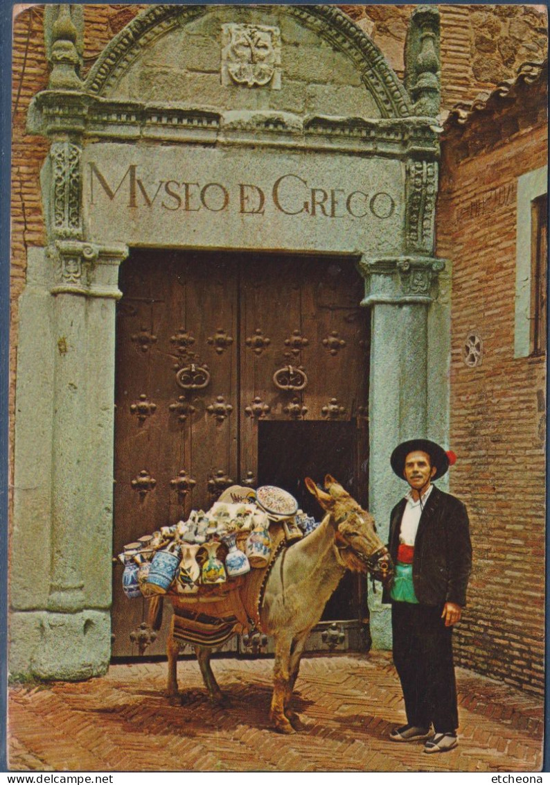 Espagne, Tolede, Vendeur Typique De Souvenirs Sur Son âne Devant L'entrée Du Musée Du Greco - Costumi