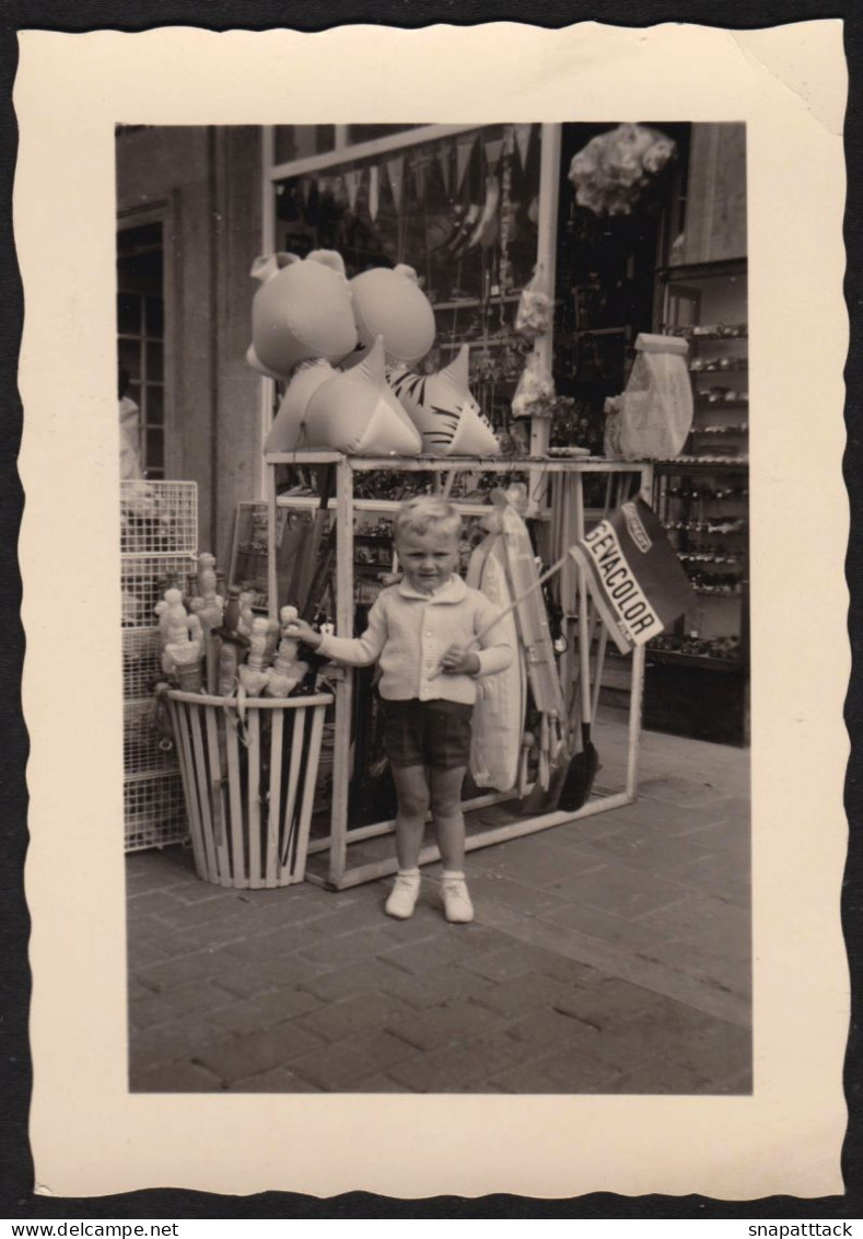 Jolie Photographie D'un Enfant Tenant Un Drapeau Publicitaire Gevacolor, Publicité Marque Agfacolor Cinéma 7x10cm - Altri & Non Classificati