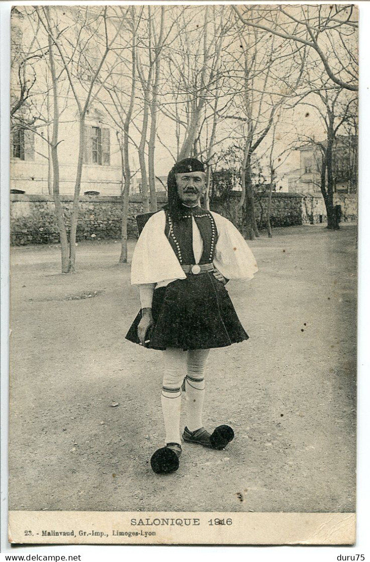 GRÈCE CPA Ecrite * SALONIQUE 1916 * Evzone Grec Dans La Rue Soldat De L'infanterie Grecque Vêtu De La Fustanelle - Grèce