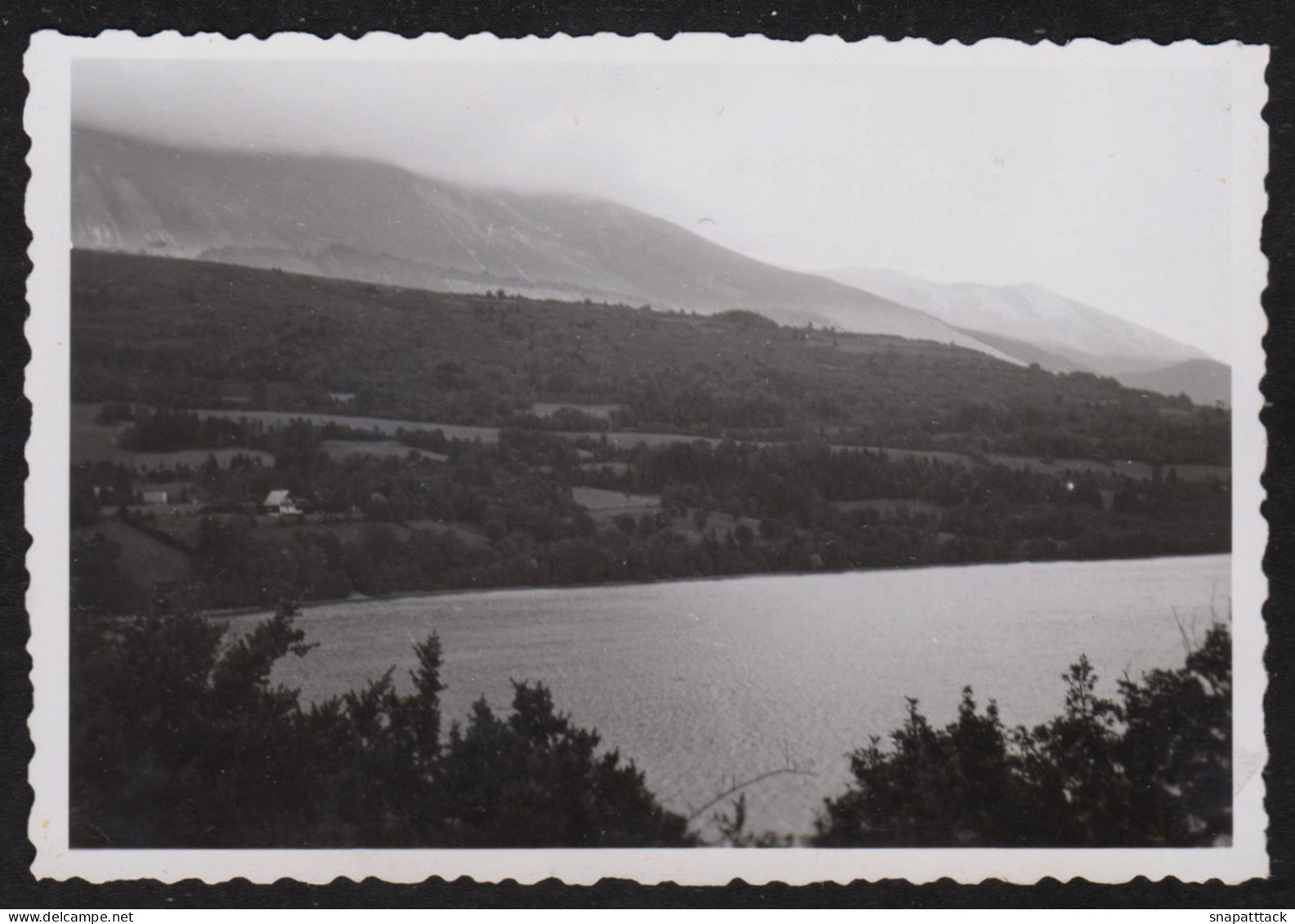 Jolie Photographie D'une Vue Du LAC DE LAFFRAY,  Isère Dans Le Massif Du Taillefer, Grenoble, 9 X 6,2 Cm - Plaatsen