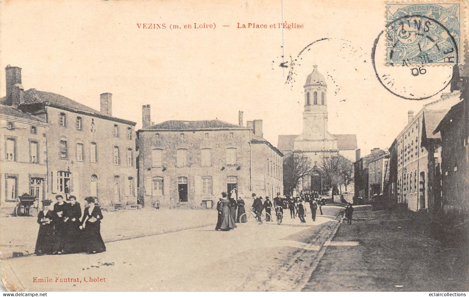 Vezins       49     La Place  Et L'Eglise      (voir Scan) - Andere & Zonder Classificatie