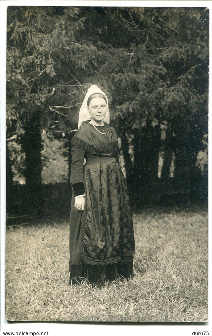 Ancienne PHOTO CARTE Jeune Femme ( Prénommée Charlotte ) En Costume Créchoise ( Deux Sèvres ) Devant Un Site Boisé - Fotografia