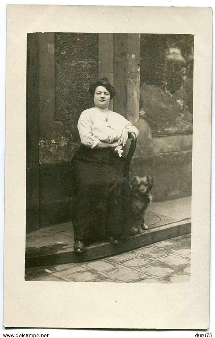 Ancienne Photo Carte * Maitresse FEMME Assise Sur Une Chaise Sur Le Trottoir Avec Son Petit CHIEN - Photographs