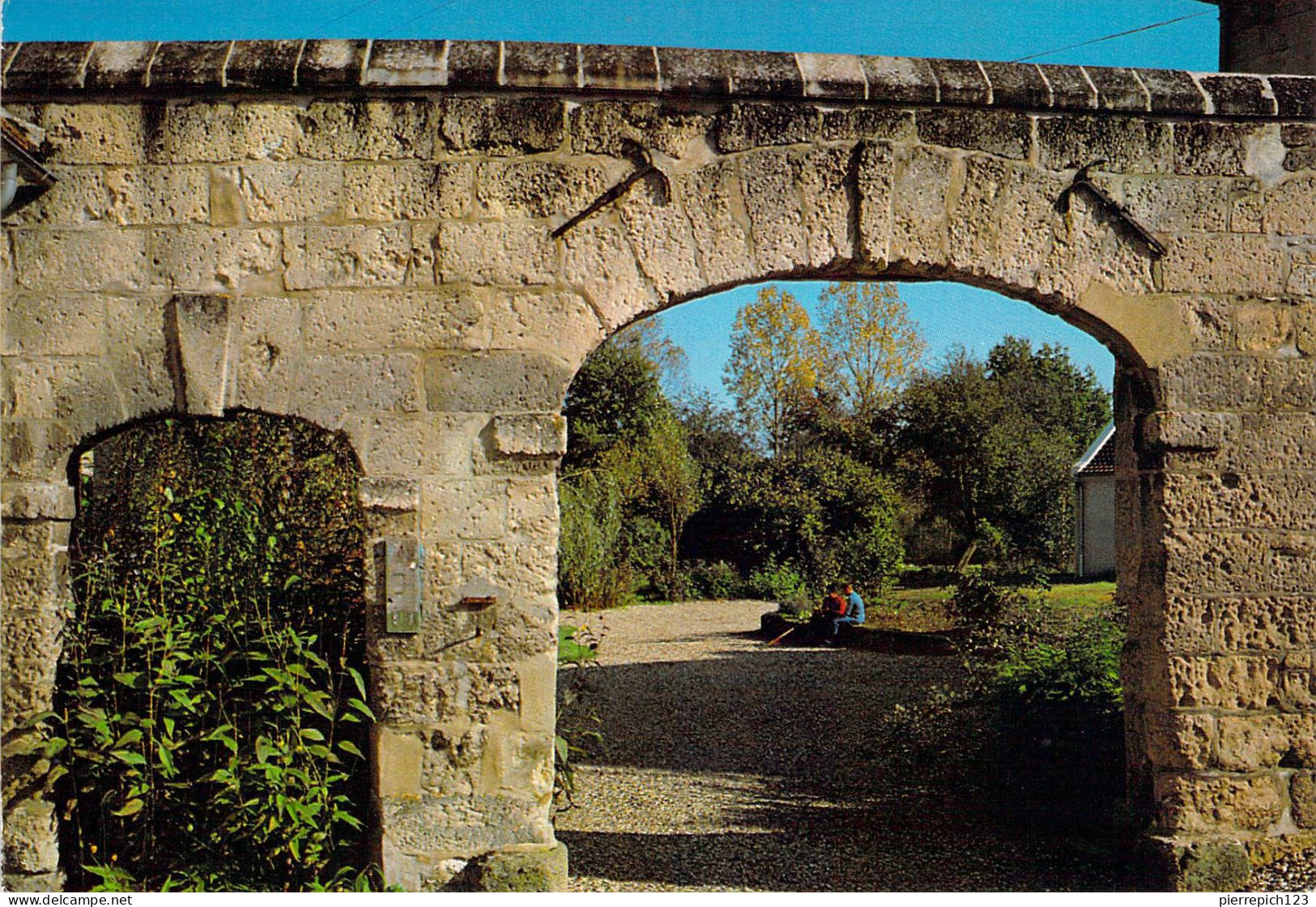 60 - Trosly Breuil - Un Porche Du Vieux Trosly - Perspective Sur Les Jardins De L'Arche - Autres & Non Classés