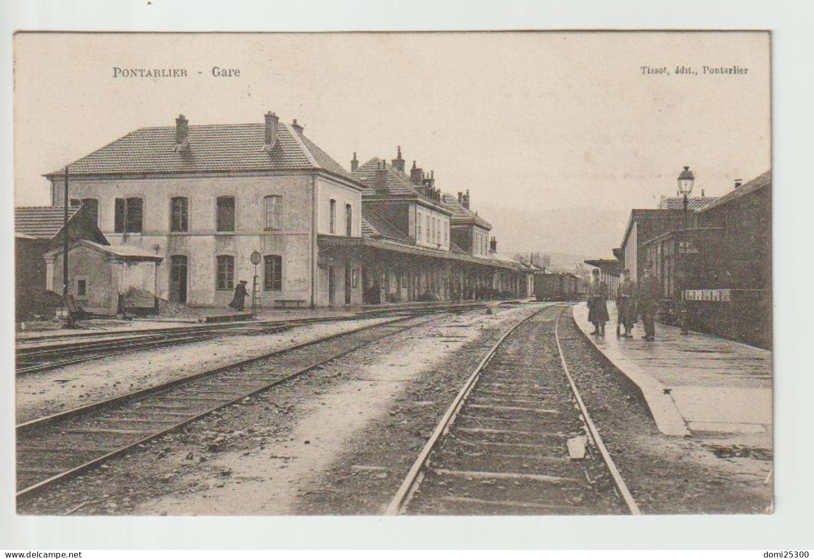 25 – PONTARLIER – La Gare – Ed. Tissot (vue Militaires Sur Le Quai, Peu Courante) CPA Ayant Circulée (1904) - Pontarlier