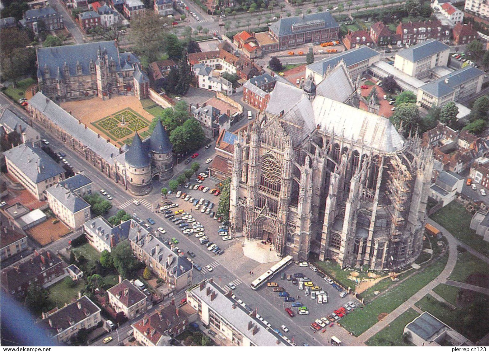 60 - Beauvais - La Cathédrale Saint Pierre Et Son Palais épiscopal - Vue Aérienne - Beauvais