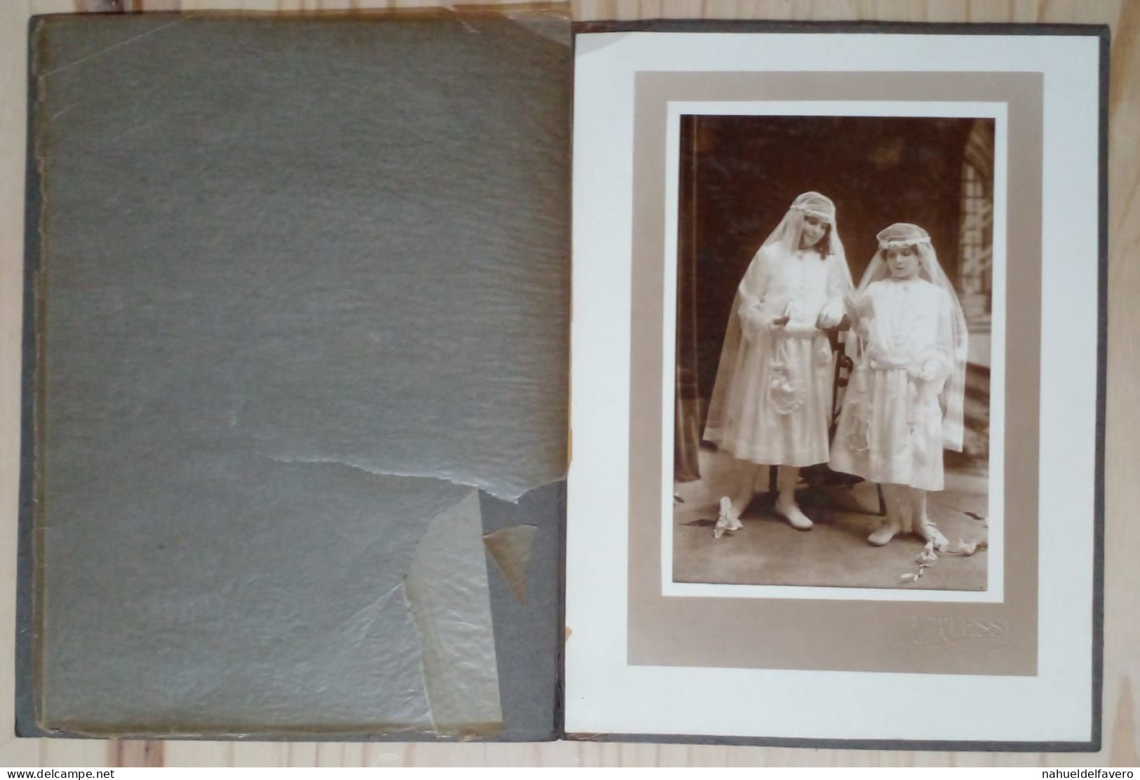 Photographie - Portrait De Deux Jeunes Filles Faisant Leur Première Communion. - Personnes Anonymes