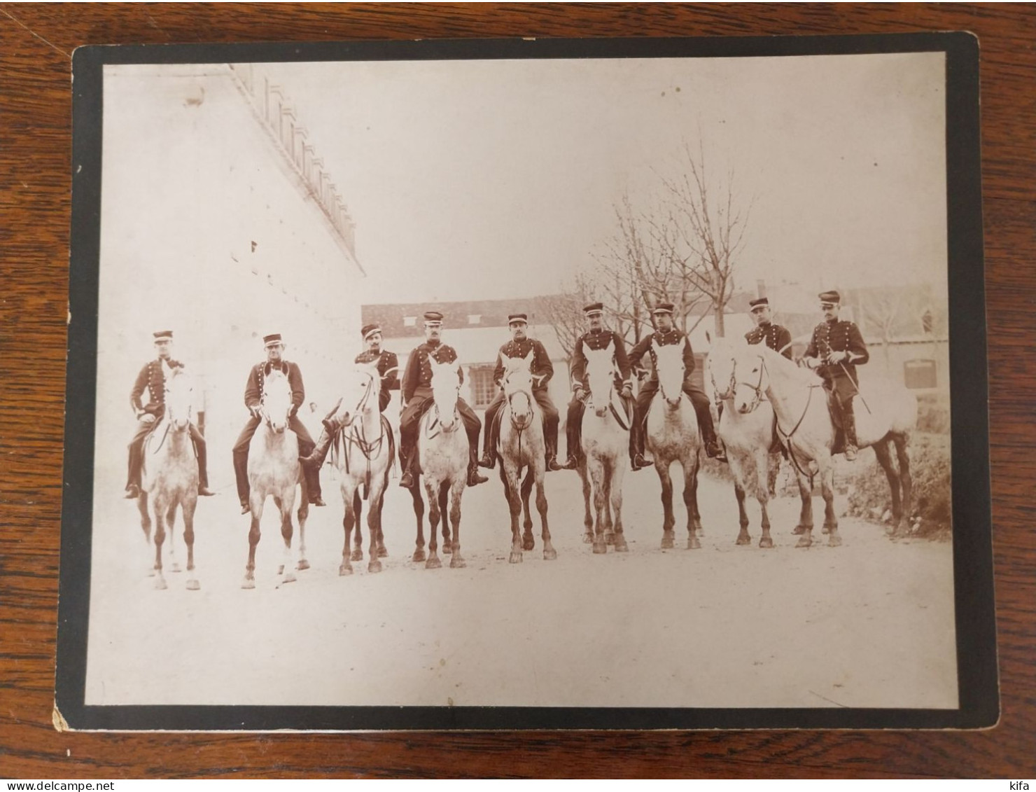 PHOTOGRAPHIE GROUPE DE MILITAIRES A CHEVAL VERS 1900 - Guerra, Militares